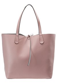 Roze leren tote bag met een gestructureerd oppervlak, twee lange handvatten en een dunne grijze accentriem aan de bovenkant, met een open, ruime indeling.