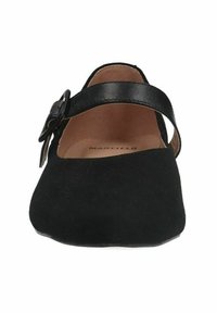 Schwarze Wildlederballerinas mit abgerundetem Zeh, ausgestattet mit einem dünnen schwarzen Riemen mit Schnalle um den Knöchel und einem glatten, weichen Innenfutter.