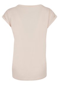 Helles rosa Kurzarm-T-Shirt, lockere Passform, weiches Baumwollmaterial, runder Halsausschnitt, hochgekrempelte Ärmel, glatte Textur, ohne Muster oder Verzierungen.