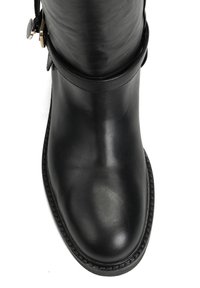 Czarne skórzane botki za kostkę z okrągłym noskiem, paskiem i detalem z złotym zapięciem na białym tle, widok z góry.