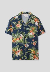 Camicetta a maniche corte in navy con un motivo floreale che presenta fiori rosa e bianchi, foglie verdi e un design del colletto rilassato.
