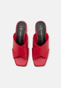 Røde slides-sandaler med krydsrem, firkantet tå og glat tekstur. Indeholder polstret indersål med mærkelogo på sort baggrund.