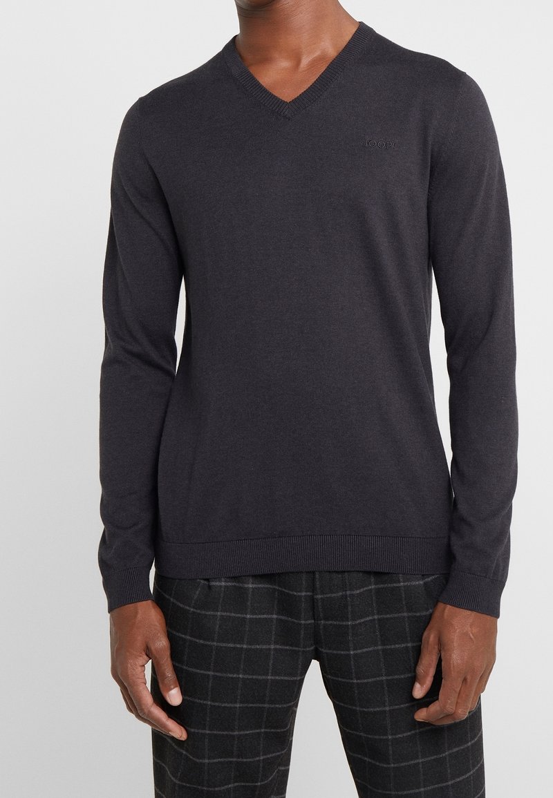 Maglione grigio scuro a scollo a V realizzato in tessuto morbido, con maniche lunghe, polsini e fondo a costine, e un logo discreto sul petto.