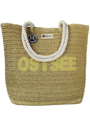 Geweven stro tote bag in natuurlijk beige met een textuur. Beschikt over dikke witte touwhandvatten en "OSTSEE" in vette gele letters.