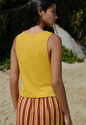 Next, REGULAR FIT - MIRROR EMBELLISHED SLEEVELESS TOP . - Felső - yellow