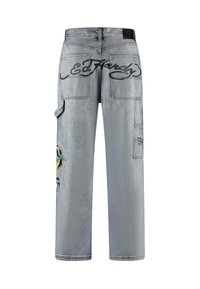 Grå cargobyxor i denim. Funktioner inkluderar flera fickor, broderade detaljer och "Ed Hardy"-logotypen i svart på baksidan.
