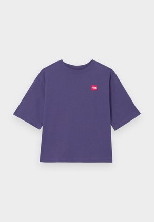 T-shirt violet en coton, avec des manches courtes et larges et un col rond. Affiche un logo carré rouge sur le côté gauche de la poitrine.