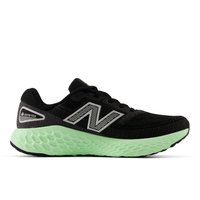 Zwarte sportieve schoen met een geprofileerde mesh bovenzijde, voorzien van een opvallend zilveren "N"-logo en een lichtgroene gestoffeerde zool.
