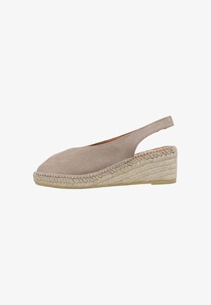 Chaussure compensée beige en daim avec bride arrière, plateforme en jute tressé et bout fermé, présentée sur fond blanc.