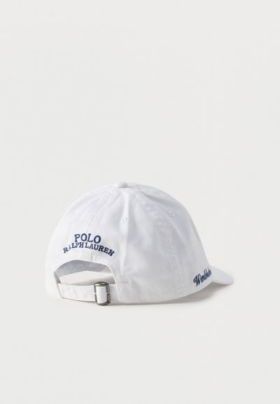 Άσπρο μπλεζερ καπέλο Polo Ralph Lauren με ρυθμιζόμενο ιμάντα και μεταλλική αγκράφα, που δείχνει την πίσω πλευρά με το κεντημένο σε ναυτικό μπλε όνομα της μάρκας.
