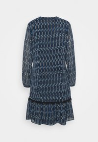 Robe bleu marine à manches longues avec manches transparentes, arborant un motif blanc semblable à des feuilles et un ourlet à volants avec un détail de bordure noire.