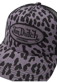 Fialová čepice s černým leopardím vzorem, s kulatým černým vyšitým logem, které na přední části čepice nese nápis "Von Dutch Original".