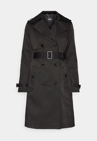 Trench-coat noir croisé à double boutonnage avec larges revers, taille ceinturée, poignets à boutons et deux poches frontales, étiquette BOSS à l'intérieur.