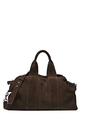 Dunkelbraune Wildleder-Weekender-Tasche mit zwei Griffen und einem verstellbaren Schulterriemen mit Metallverschlüssen und Nieten.