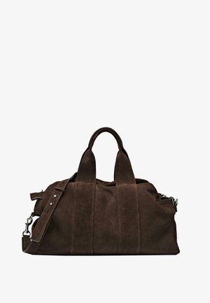 Tmavě hnědá semišová cestovní taška s dvěma úchyty a nastavitelným ramenním popruhem s kovovými sponami a nýty.