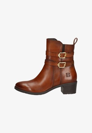 Braune Leder-Stiefelette mit zwei goldenen Schnallen, niedrigem Blockabsatz und Zugschlaufe hinten, seitliche Ansicht.