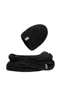 Zwarte gebreide beanie met ribbelpatroon en klein label, gecombineerd met een bijpassende ribbel sjaal, beide gemaakt van zachte, gestructureerde stof.