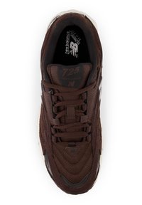 Brown athletic shoe with mesh and suede upper, featuring lace closure, padded collar, and white rubber sole. Includes "725" logo on tongue.