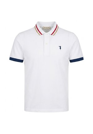 Polo blanc à manches courtes avec poignets de manches bleu marine, col rayé beige et rouge, et petit logo bleu marine sur la poitrine gauche.