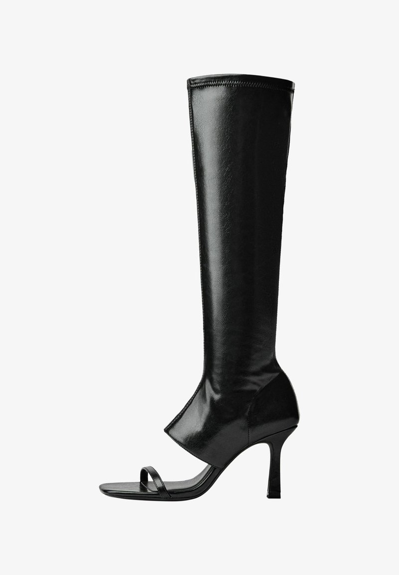 Czarne, wysokie do kolan botki wykonane z błyszczącej skóry. Posiadają odkryty palec, cienkie paski oraz szpilkę. Gładka tekstura z minimalnymi detalami szycia.