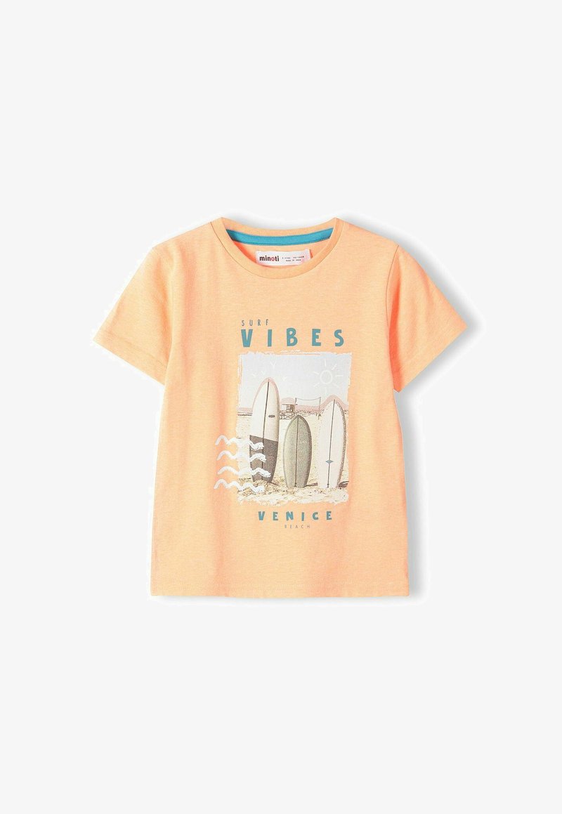 Svetlo oranžna bombažna majica s kratkimi rokavi, ki ima grafiko deske za surfanje in besedilo "SURF VIBES VENICE BEACH" v teal in sivi barvi.