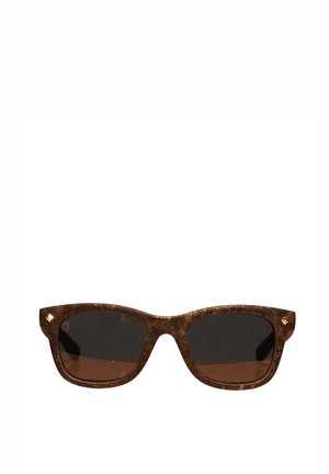 Gafas de sol marrones con un patrón, lentes oscuros, forma cuadrada y detalles metálicos en la montura. Superficie texturizada con un diseño moderno.
