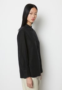 Marc O'Polo BLOUSE EASY SHAPED LONG SLEEVE CHEST POCKET SOLIDw - Užsagstoma palaidinė - black