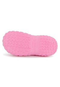 Ροζ ελαστική σόλα παπουτσιού με υφή και ανθεκτικό σχέδιο που περιλαμβάνει ανυψωμένα εξαγωνικά και ορθογώνια σχήματα για πρόσφυση.