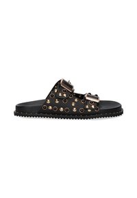Sandalias deslizantes de cuero negro con remaches metálicos, dos hebillas ajustables y una suela texturizada. Presenta acentos en oro y plata.