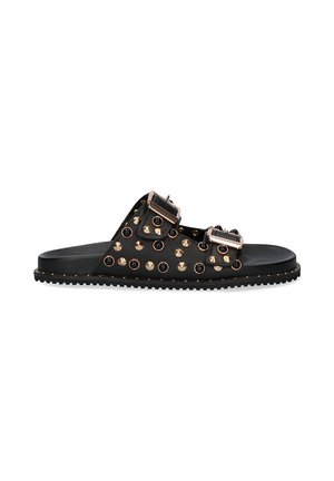Sandalias deslizantes de cuero negro con remaches metálicos, dos hebillas ajustables y una suela texturizada. Presenta acentos en oro y plata.