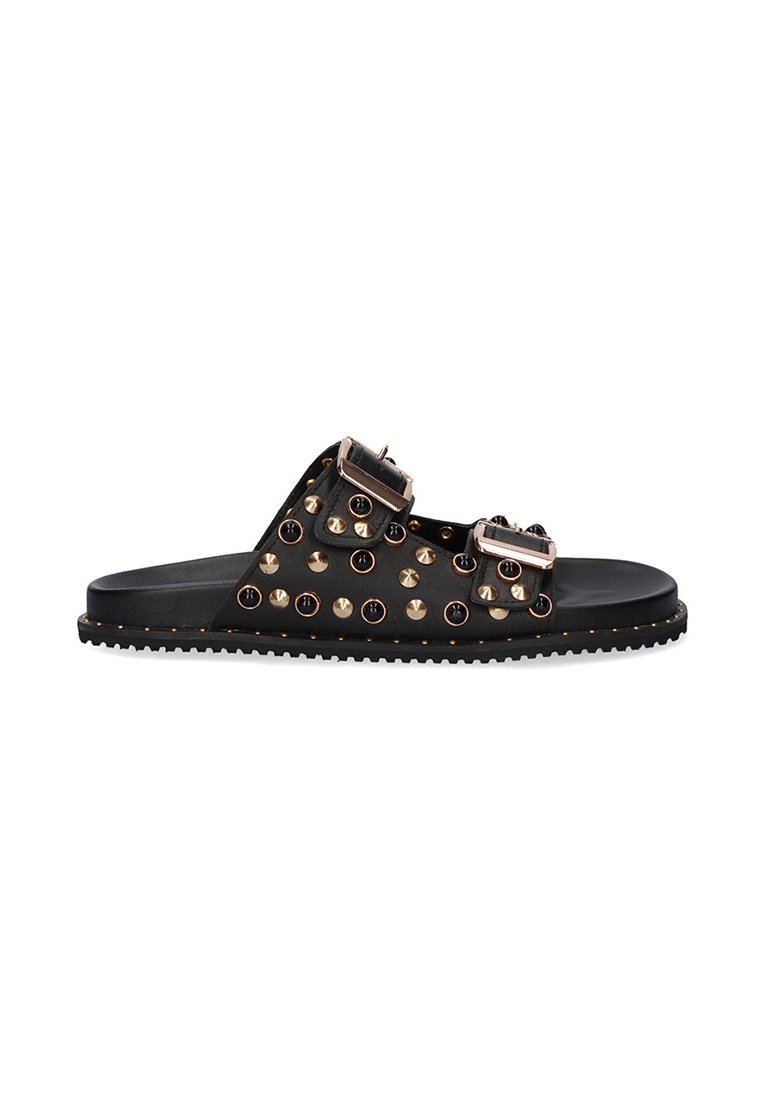 Sandalias deslizantes de cuero negro con remaches metálicos, dos hebillas ajustables y una suela texturizada. Presenta acentos en oro y plata.