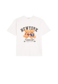 Camiseta blanca de algodón con un gráfico de dos ositos de peluche, uno en rojo y otro en azul, con el texto "NEWYORK" arriba y un año debajo.