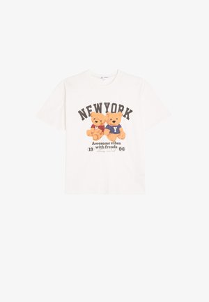 Camiseta blanca de algodón con un gráfico de dos ositos de peluche, uno en rojo y otro en azul, con el texto "NEWYORK" arriba y un año debajo.