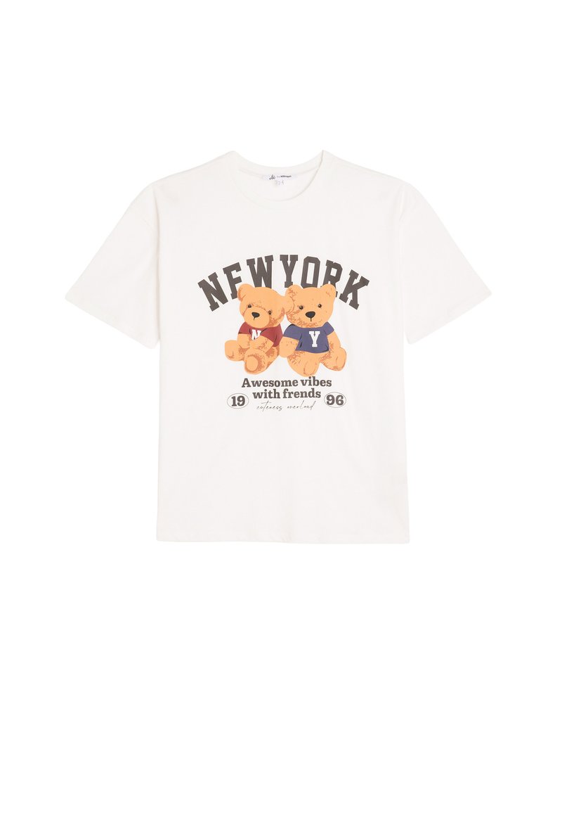 Camiseta blanca de algodón con un gráfico de dos ositos de peluche, uno en rojo y otro en azul, con el texto "NEWYORK" arriba y un año debajo.