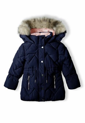 Granatowy pikowany zimowy płaszcz z różową podszewką, kapturem obszytym futrem, przednimi zatrzaskami, kieszeniami na suwak oraz regulowanymi sznurkami w talii.