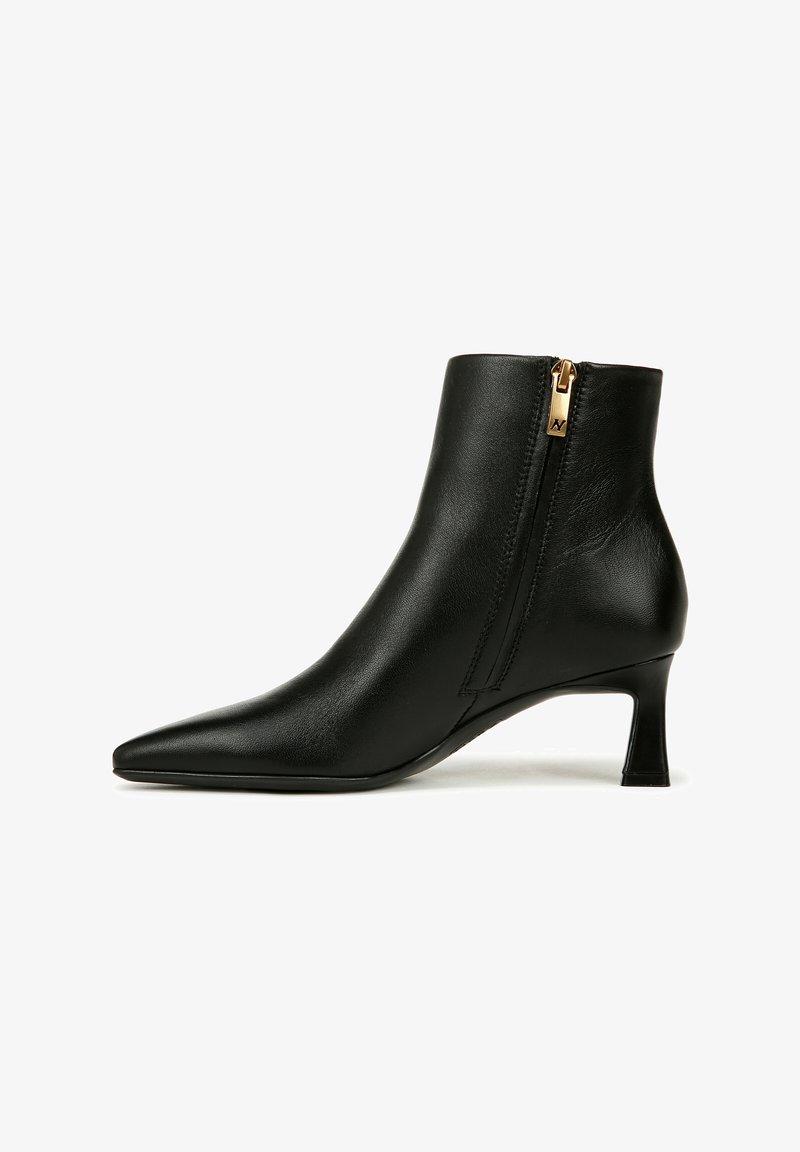 Bottine en cuir noir avec un bout pointu et un petit talon fin. Présente une fermeture éclair sur le côté avec des finitions dorées et une texture lisse.