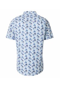 Korte mouw shirt met een lichtblauwe achtergrond en een dicht patroon van donkergroene palmbomen. Kraagontwerp met een afgeronde zoom.