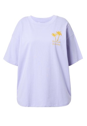 T-shirt oversized lavande avec col rond et manches courtes, présentant une broderie de palmier jaune et un texte sur le devant.