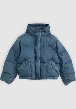Blauw denim pufferjack, voorzien van een capuchon, drukknoopsluiting en twee voorkruiszakken met accentstiksels en een gewatteerde textuur.