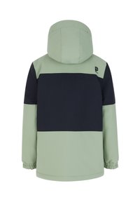 Veste colorée en bloc vert et marine avec capuche ; présente des poignets élastiques et un logo dans le haut du dos ; fabriquée en matériau lisse et léger.