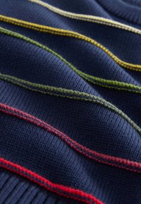 Tessuto lavorato a maglia blu navy con strisce orizzontali in rilievo nei colori giallo, verde, rosso e rosa.