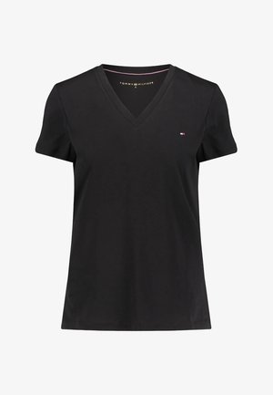 Czarna koszulka z krótkim rękawem i dekoltem w serek, z małym logo Tommy Hilfiger na lewej piersi oraz metką marki wewnątrz kołnierza.