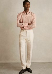 Reiss REGULAR FIT RUBAN różowy