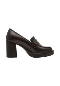 Σκούρο καφέ δερμάτινο γυναικείο loafers με ψηλή φαρδιά τακούνια και πλατφόρμα, προφίλ από το πλάι σε λευκό φόντο.
