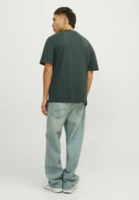 Jack & Jones JORVESTERBRO PICTURE CREW NECK - Apdrukāts T-krekls - forest river