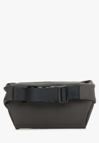 Donkergrijze waterdichte tas met een taps toelopend ontwerp, verstelbare zwarte schouderband en een sluiting met een gesp. Glad materiaal met naadloze randen.