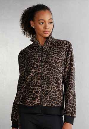 Veste zippée en polaire douce imprimée léopard, avec un col haut, des poignets noirs et un ourlet noir. Elle présente une surface texturée et pelucheuse.