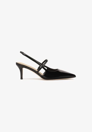 Pompe à talon slingback en cuir verni noir avec un bout pointu, un petit talon et un design à double bride. Texture lisse avec une finition brillante.