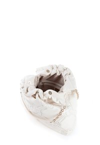 Witte gequiltte handtas met een geplooide bovenkant, gouden kettingaccenten en een ritsvak aan de binnenkant. Voorzien van drukknoopsluitingen en een zachte textuur.