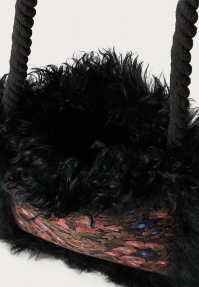 Čierna kabelka z umelého kožušinového materiálu s floralným vzorovaným textilným základom, vybavená mäkkým, texturovaným povrchom a zapletenými rúčkami z lana.